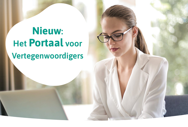 vrouw achter pc kijkt naar nieuw portaal voor vertegenwoordigers en bewindvoerders